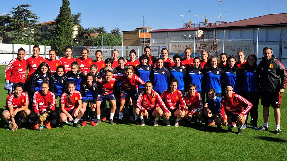 La Selección española femenina posa junto a las integrantes de la Peña Sport en Tafalla (Navarra)