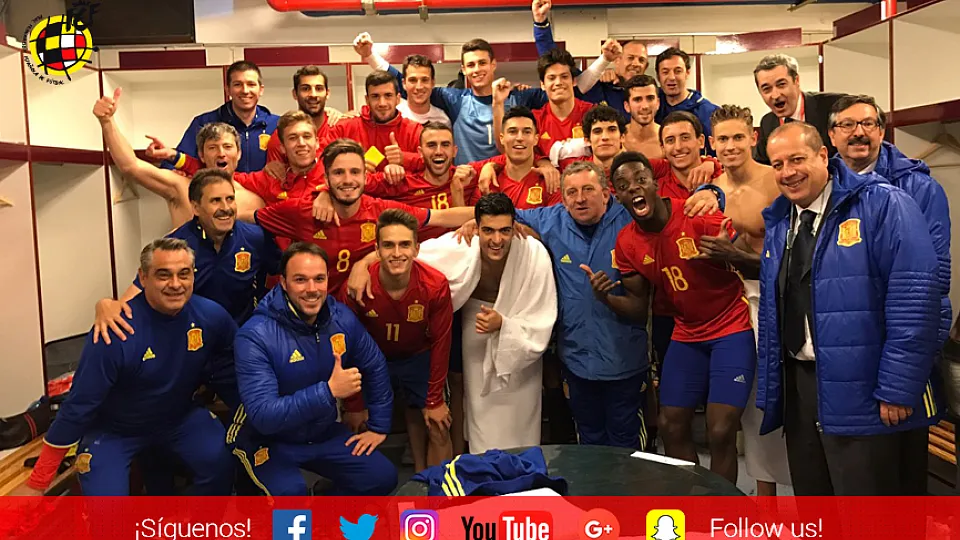 Los jugadores de la Selección Sub-21 celebran su clasificación en el vestuario del Carlos Belmonte