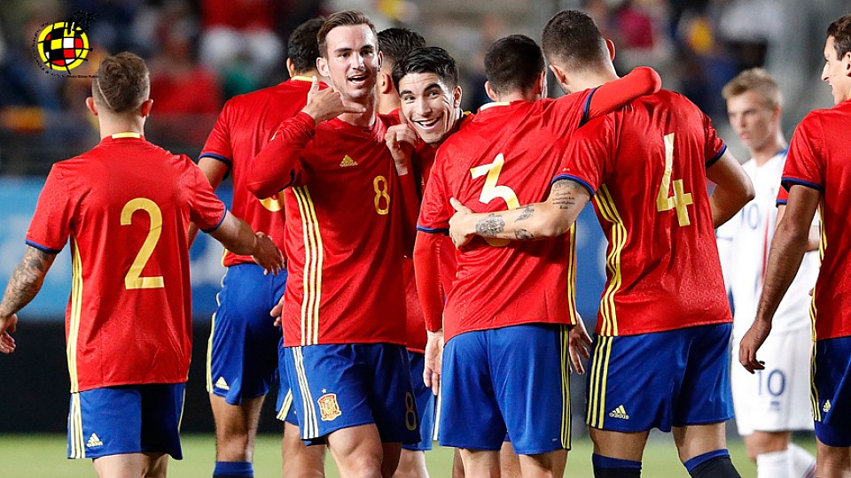 Los jugadores de la Selección española Sub-21 celebran el primer gol contra Islandia