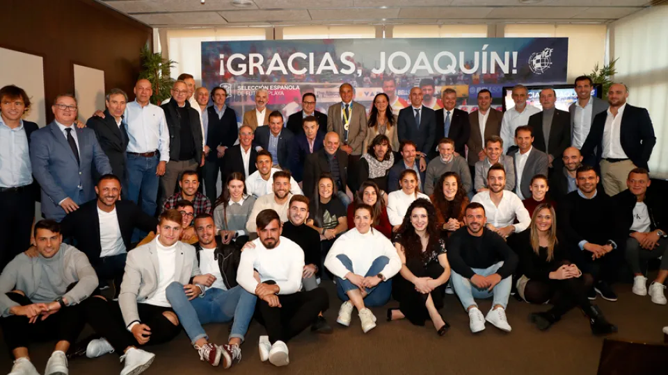La familia del fútbol playa junto a Joaquín Alonso