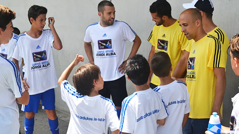 Jordi Alba conversa con los alumnos de su campus