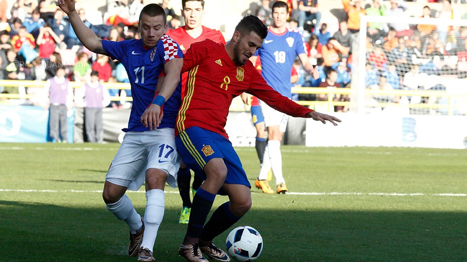 Dani Ceballos lucha por el balón durante un lance del partido