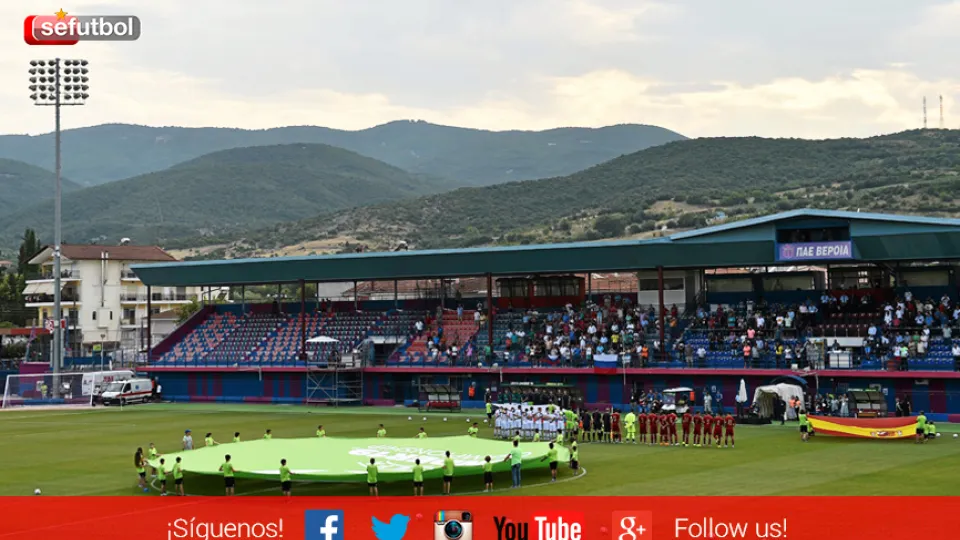 Las selecciones Sub-19 de España y Rusia, minutos antes de disputar su partido en Véria