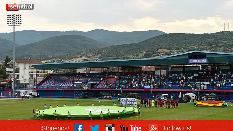 Las selecciones Sub-19 de España y Rusia, minutos antes de disputar su partido en Véria