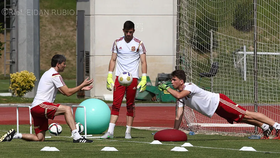 Miguel Ángel España, Unai Simón y Antonio Sivera se ejercitan durante un entrenamiento