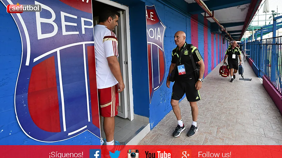 Luis de a Fuente, Seleccionador nacional Sub-19, accede al vestuario del estadio de Véria 