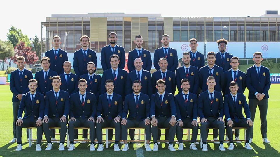 La delegación española posan con su nuevo traje oficial