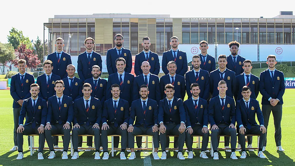 La delegación española posan con su nuevo traje oficial
