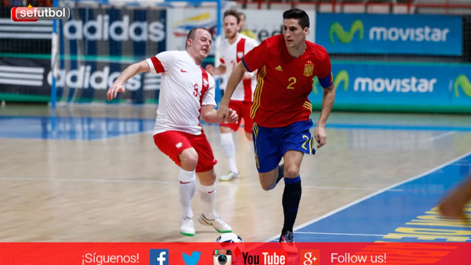 Carlos Ortiz en un acción ante Polonia