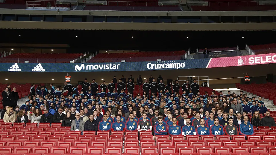 Los internacionales posaron con representantes de AFE al término del entrenamiento en el Wanda Metropolitano