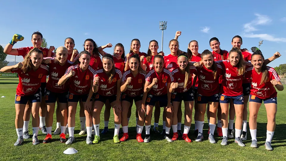 Puño en alto y ánimos por las nubes en la Sub-19 femenina