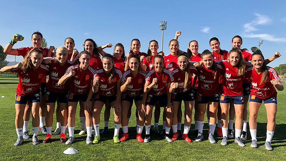 Puño en alto y ánimos por las nubes en la Sub-19 femenina