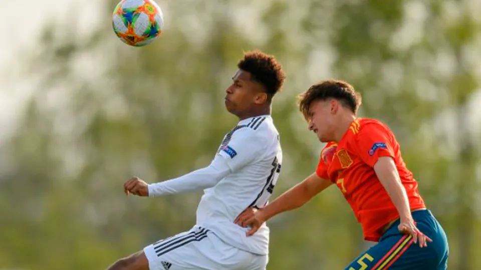 Álvaro Carillo disputa un balón ante Alemania
