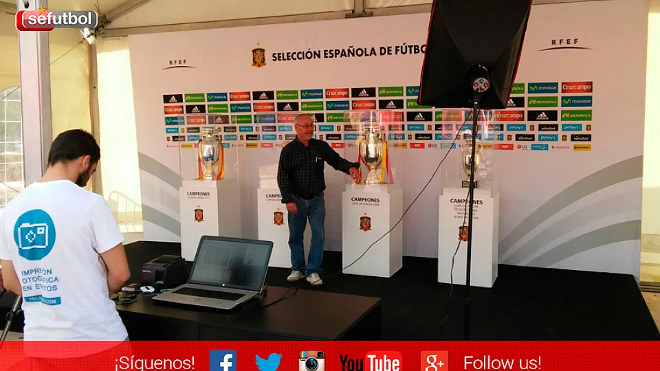 Hazte fotos con las Copas de la Selección