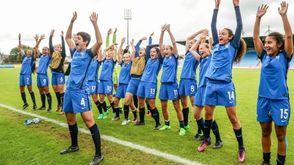 La selección francesa festeja un triunfo en el presente Europeo Sub-19 femenino
