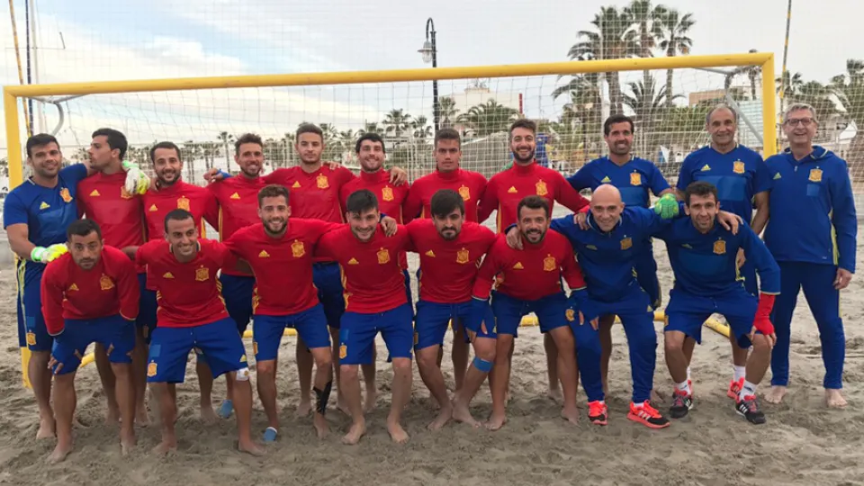 La Selección española de Fútbol Playa posa en su campo de entrenamiento en San Pedro del Pinatar