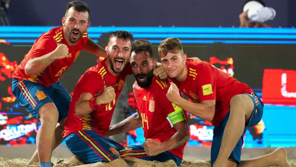 Los jugadores de la Seleción de fútbol playa celebrando un gol