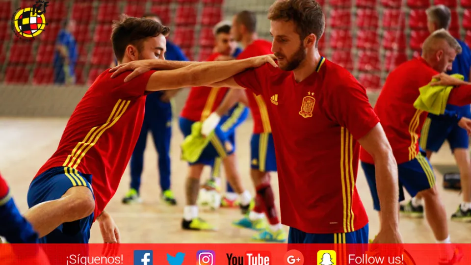 Mario Rivillos y Pola durante el entrenamiento de la Selección Española previo al choque frente a Rusia