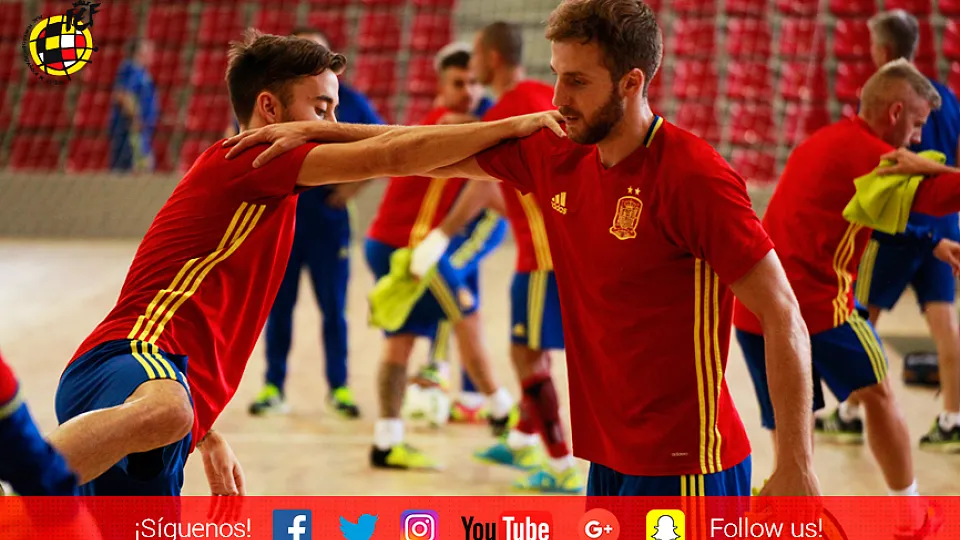 Mario Rivillos y Pola durante el entrenamiento de la Selección Española previo al choque frente a Rusia