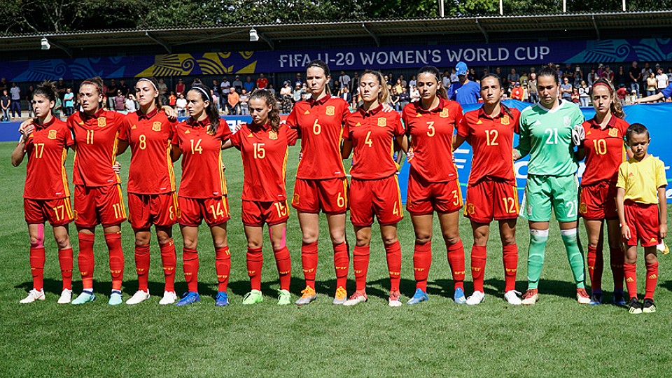 La Selección Sub-20 femenina escucha el himno de España antes de enfrentarse a Japón