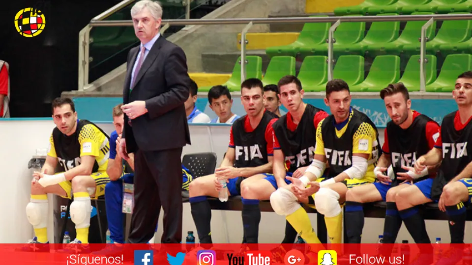 José Venancio López da instrucciones durante el España - Kazajistán disputado en Medellín