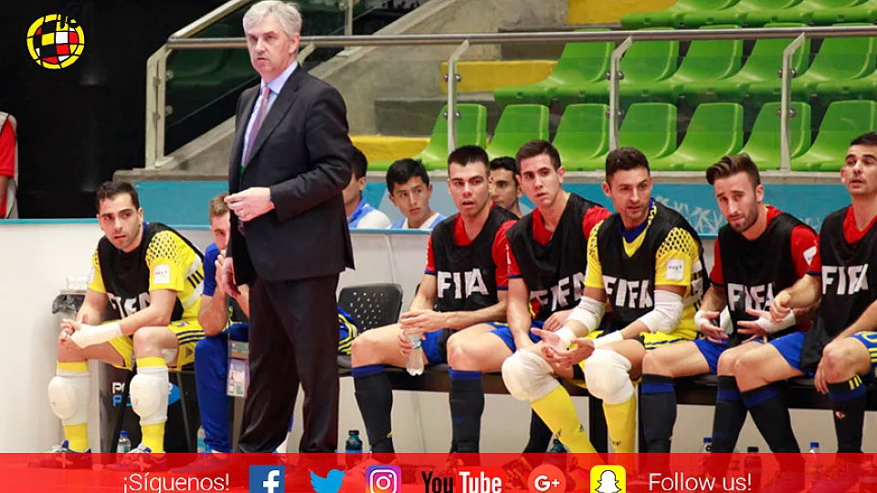 José Venancio López da instrucciones durante el España - Kazajistán disputado en Medellín