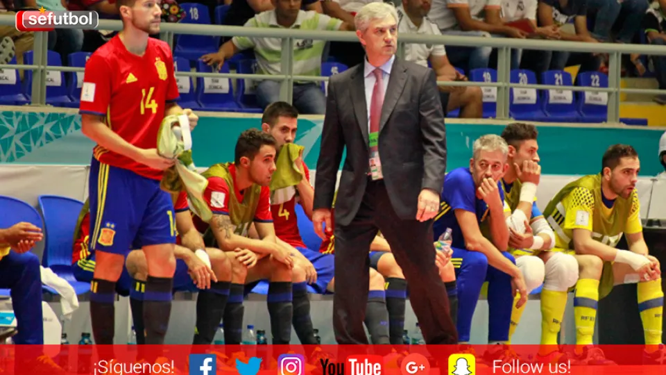 José Venancio López da instrucciones durante el España - Marruecos jugado en Bucaramanga