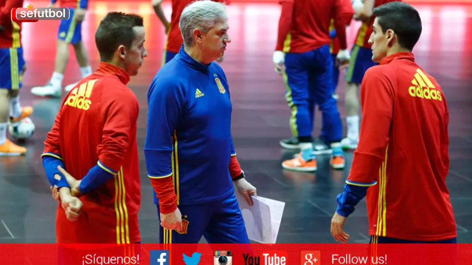 José Venancio López da instrucciones a los suyos en Belgrado