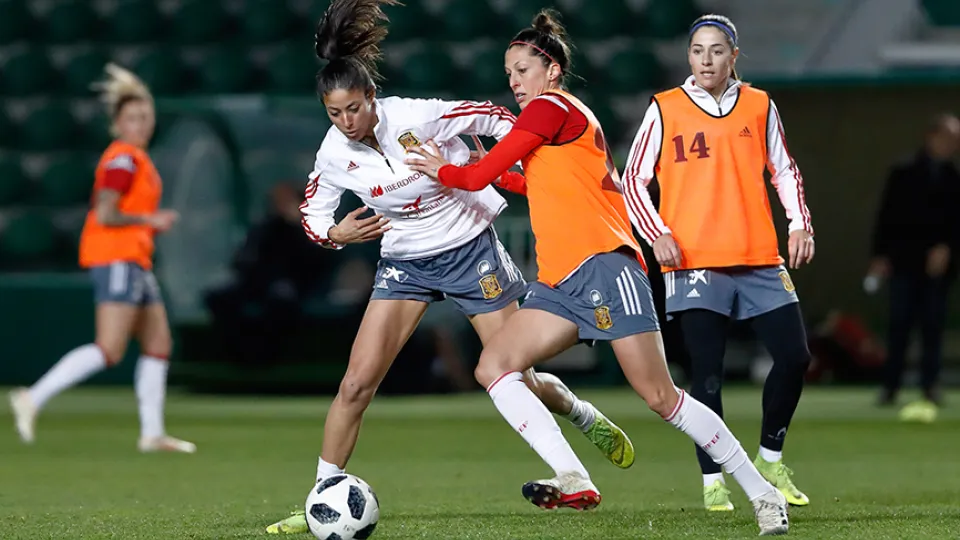 La Selección española femenina entrena en el estadio Martínez Valero de Eche