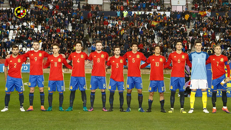 Los jugadores de la Selección Española Sub-21 forman antes de su último partido