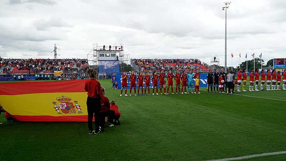 La Selección Sub-20 femenina escucha el himno de España antes de enfrentarse a Estados Unidos