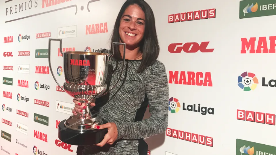 Marta Torrejón con su premio a la mejor jugadora de la Selección
