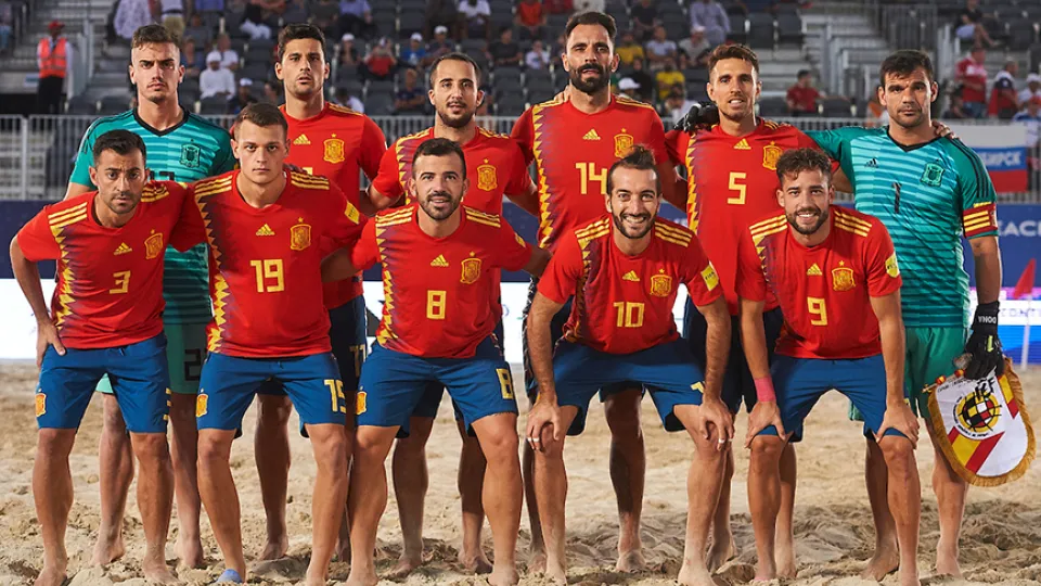 La Selección española de fútbol playa posa antes de su encuentro contra Emiratos Árabes en Dubái