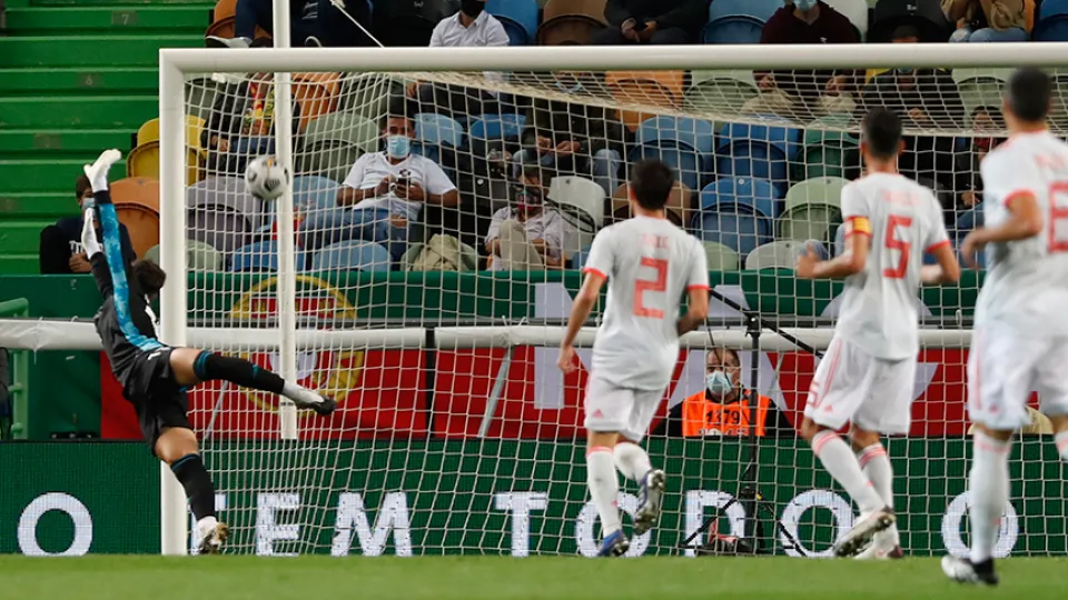 Momento del partido entre Portugal y España jugado en Lisboa