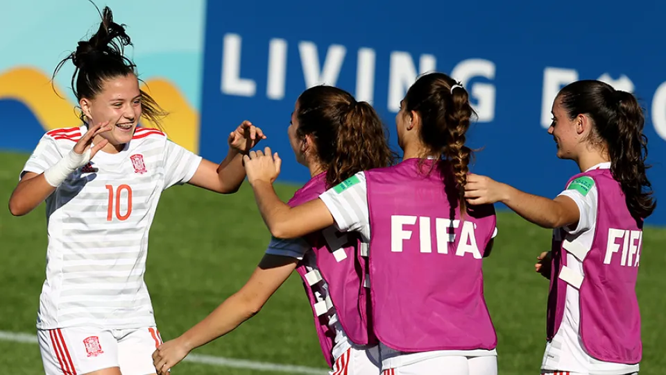 Claudia Pina celebra un gol con sus compañeras