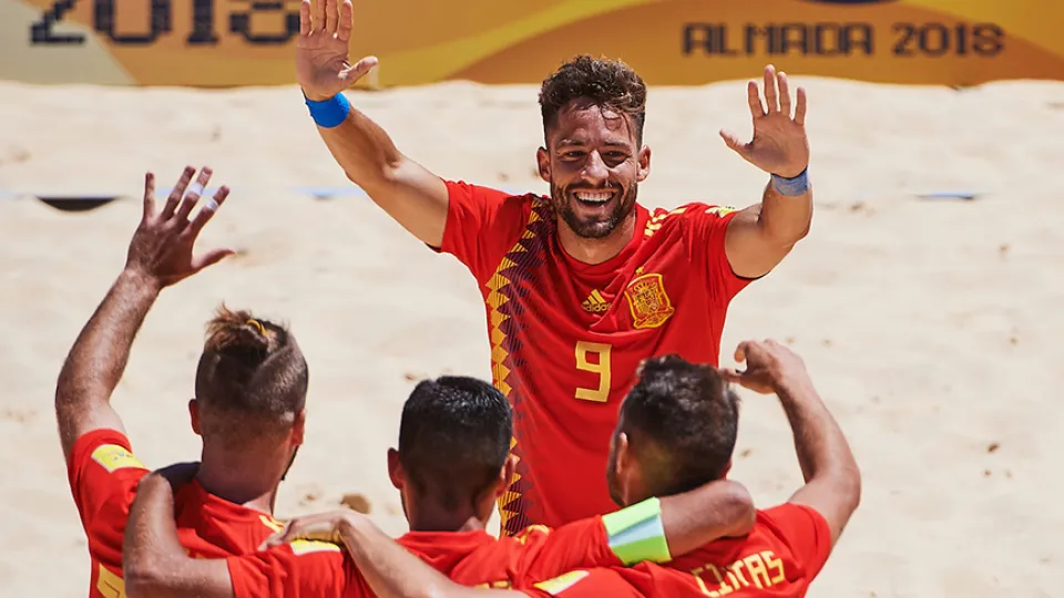 Eduard celebra un gol con sus compañeros de equipo