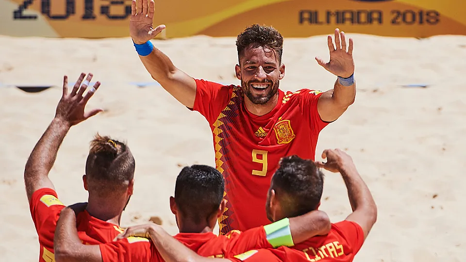 Eduard celebra un gol con sus compañeros de equipo