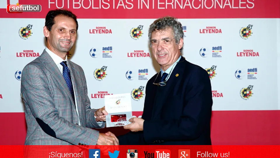 Fernando Giner entrega a el presidente de la RFEF el carnet de AEdFI