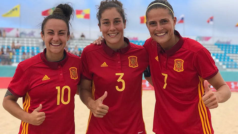 Las tres goleadoras posan tras el partido