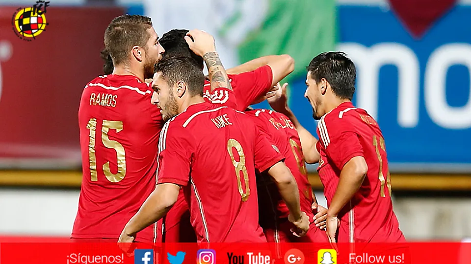 Los jugadores se abrazan tras un gol ante Costa Rica