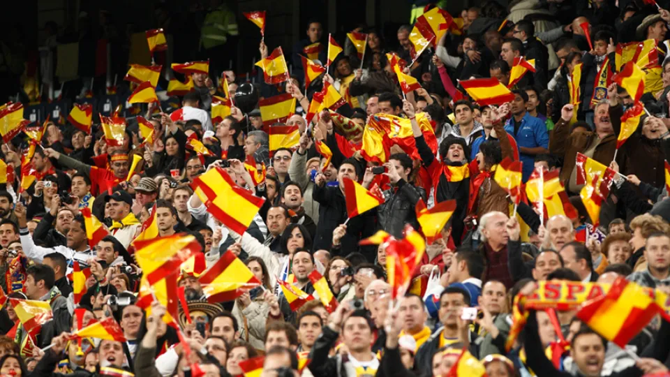 La grada del Santiago Bernabéu repleta de banderas españolas