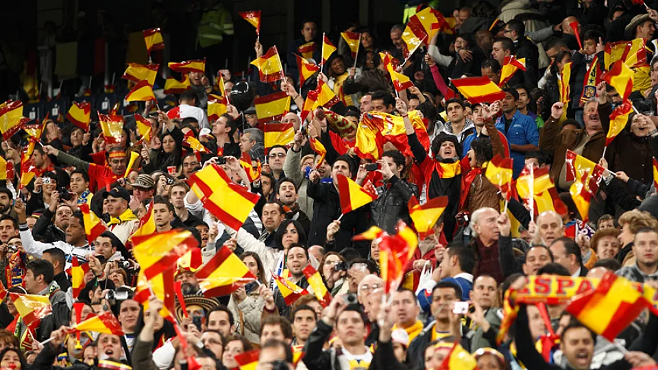 La grada del Santiago Bernabéu repleta de banderas españolas