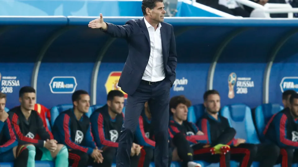 El Seleccionador nacional Fernando Hierro da instrucciones durante el encuentro frente a Marruecos