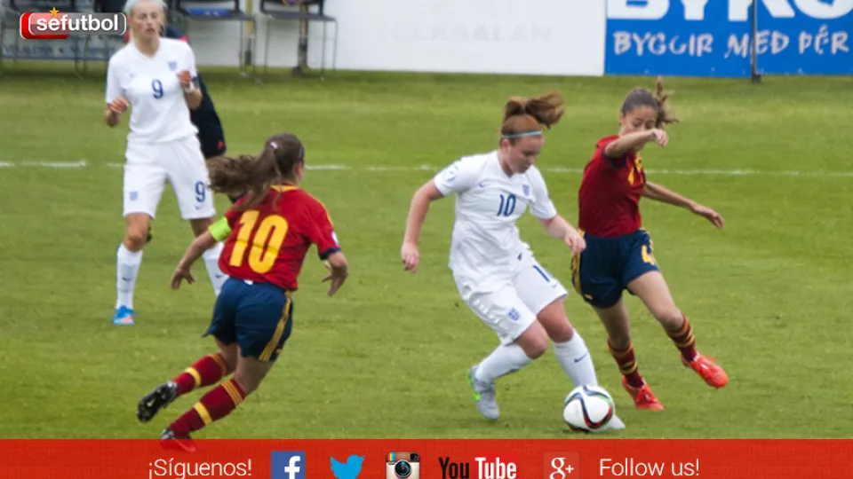 Maite Oroz y Laia Alexandri pelean por el balón con una rival