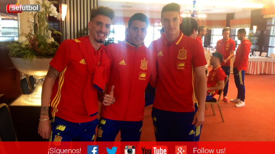 Samu Castillejo, Pablo Fornals y Adrián Marín posan a su llegada a la concentración de los Sub-21 en Las Rozas