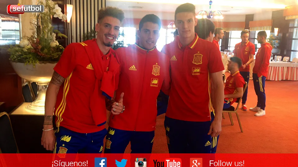 Samu Castillejo, Pablo Fornals y Adrián Marín posan a su llegada a la concentración de los Sub-21 en Las Rozas