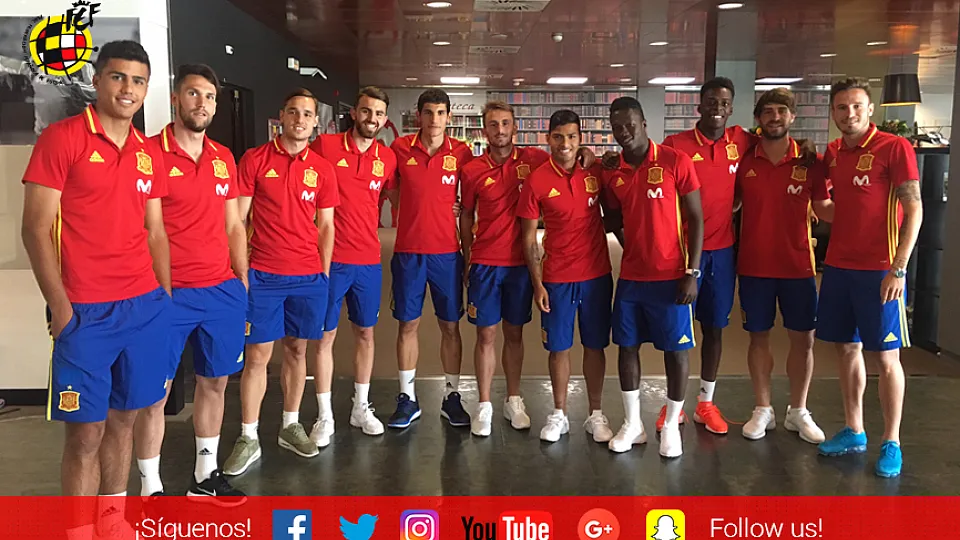 Los internacionales españoles Sub-21 a su llegada este miércoles al Hotel SEFUTBOL