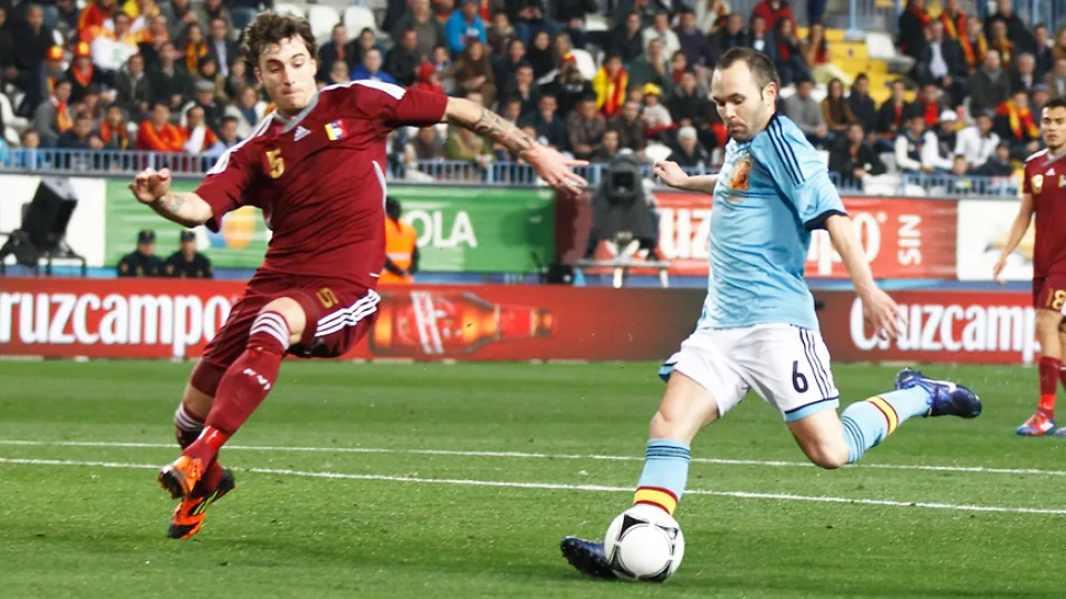 Andrés Iniesta dispara a portería durante el España - Venezuela de 2012