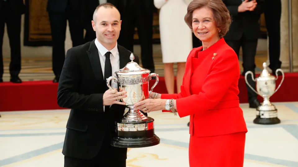 Andrés Iniesta recibe su Premio Nacional del Deporte de manos de SM la Reina Sofía 
