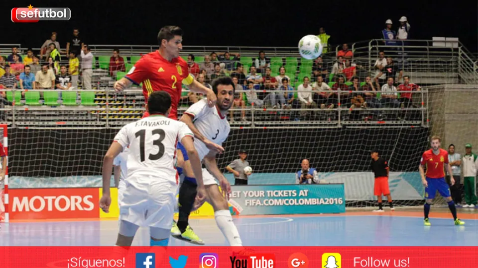 Carlos Ortiz se eleva sobre un rival durante el partido frente a Irán